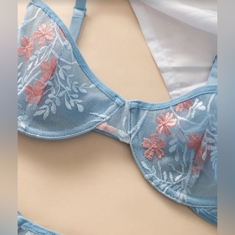 New sexy women’s lingerie set in blue, underwire bra with matching thong… - Picture 3 of 5